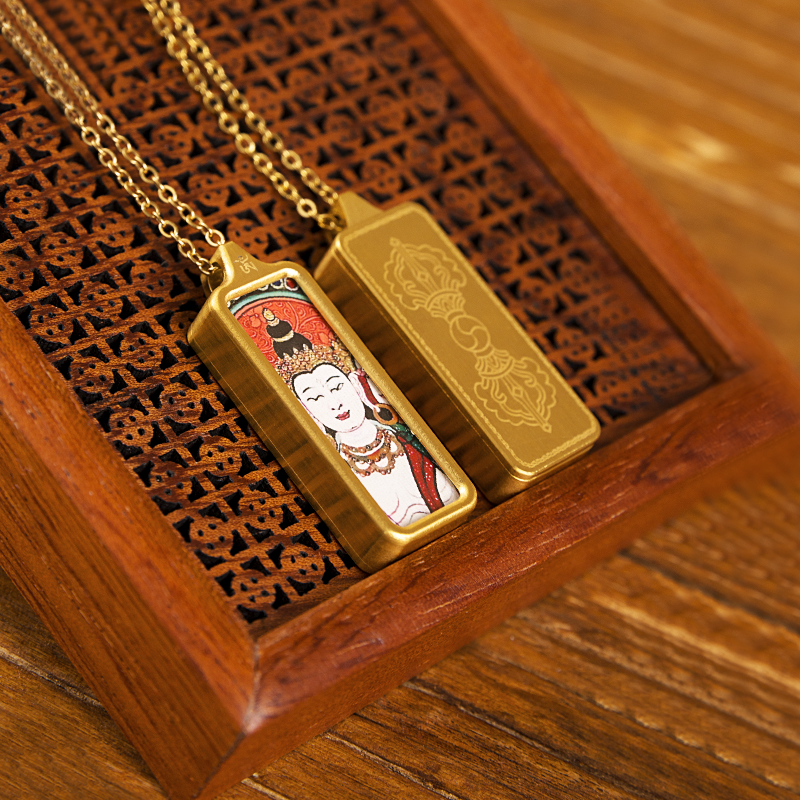 Mahāvairocana Thang-ga Pendant